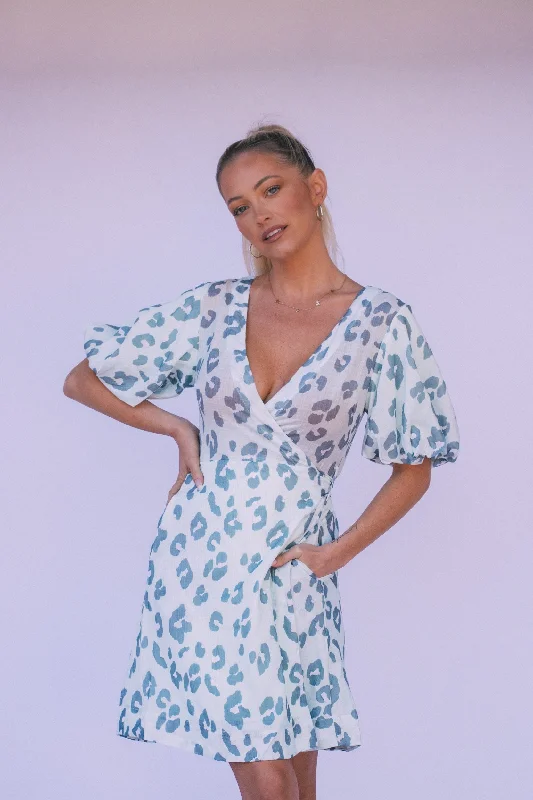 Mini dresses with gathered skirts for a voluminous effect Quinn Mini