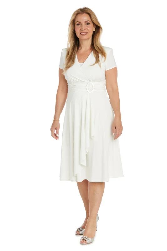 Cocktail dresses with a fringe detail and a sleeveless designR&M Richards 1709 Short Mother of the Bride Cocktail Knee Length Dress Cocktail dresses with a fringe detail and a sleeveless designR&M Richards 1709 Short Mother of the Bride Cocktail Knee Length Dress